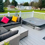 Roseberry Lodge With Hot Tub