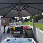 Roseberry Lodge With Hot Tub