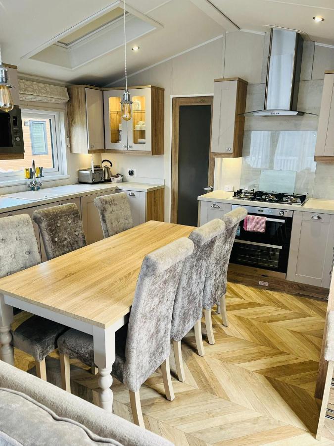 Roseberry With Hot Tub Holiday home
